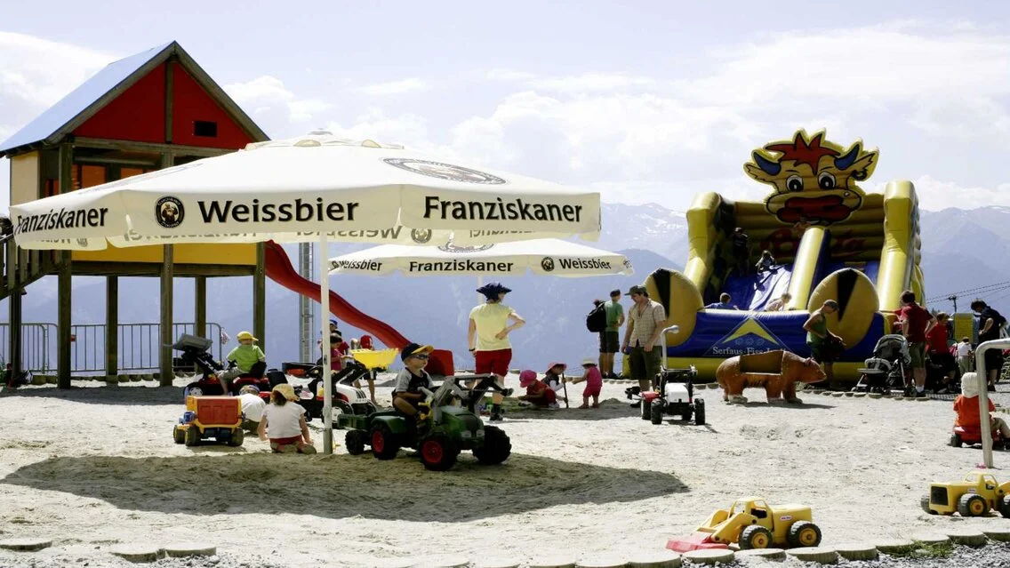 Sandkasten Möseralm Fiss Kinder beim Spielen im Sandkasten