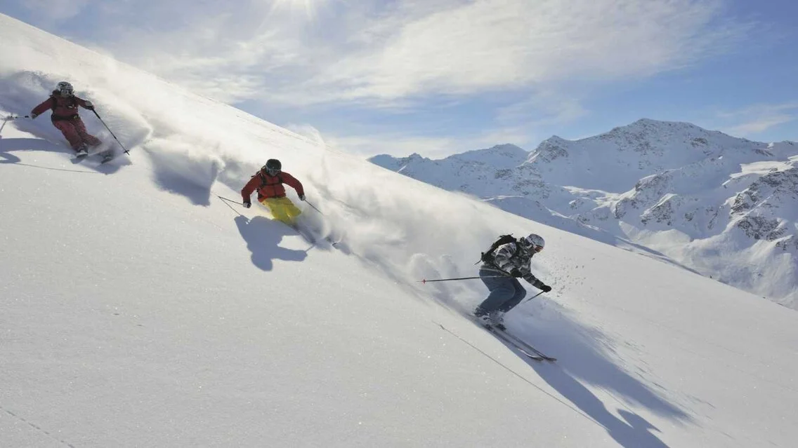 Skifahrer auf Tiefschneepiste 2 Skifahrer brettern die Tiefschneepiste hinab - perfekter Pulferschnee!